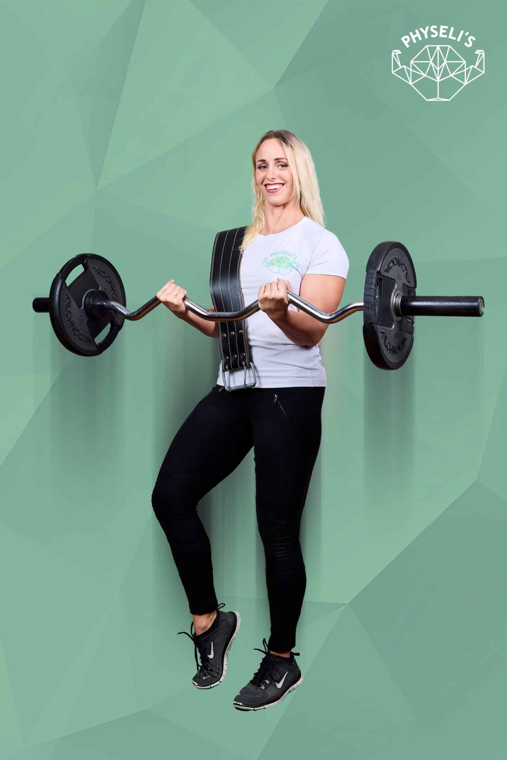 Eine sportliche junge Frau trainiert mit Gewichten